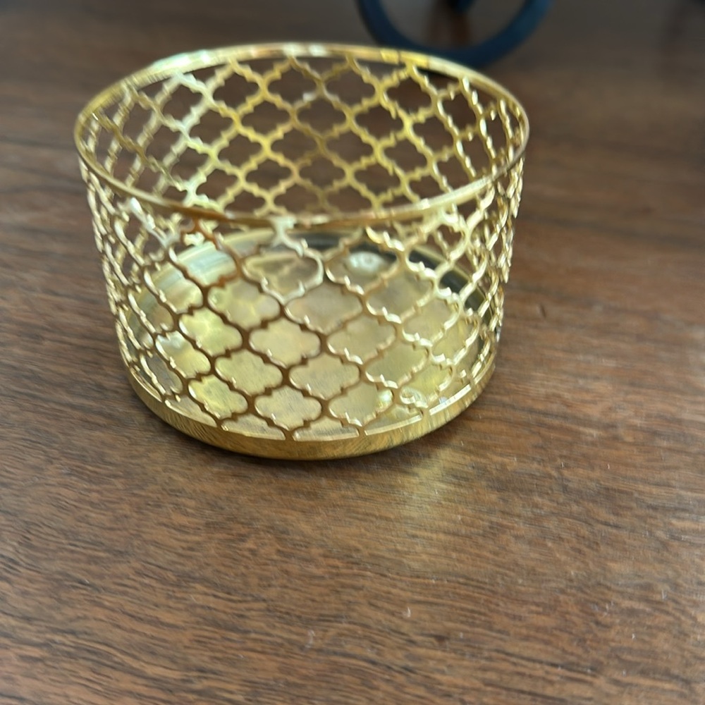 Melt by nest fragrances Goldtone candle holder 2 inches tall 3.25 inches wide
